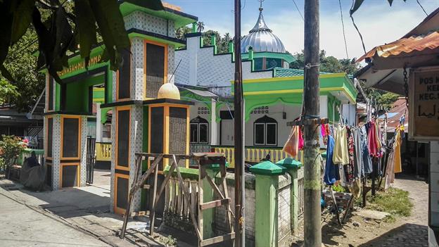 Es gibt vielleicht fünf Moscheen in Sabang. Wir sind in der Bucht gut positioniert, um alle Gebete, die über Lautsprecher gen Himmel gesandt werden, zu hören.
